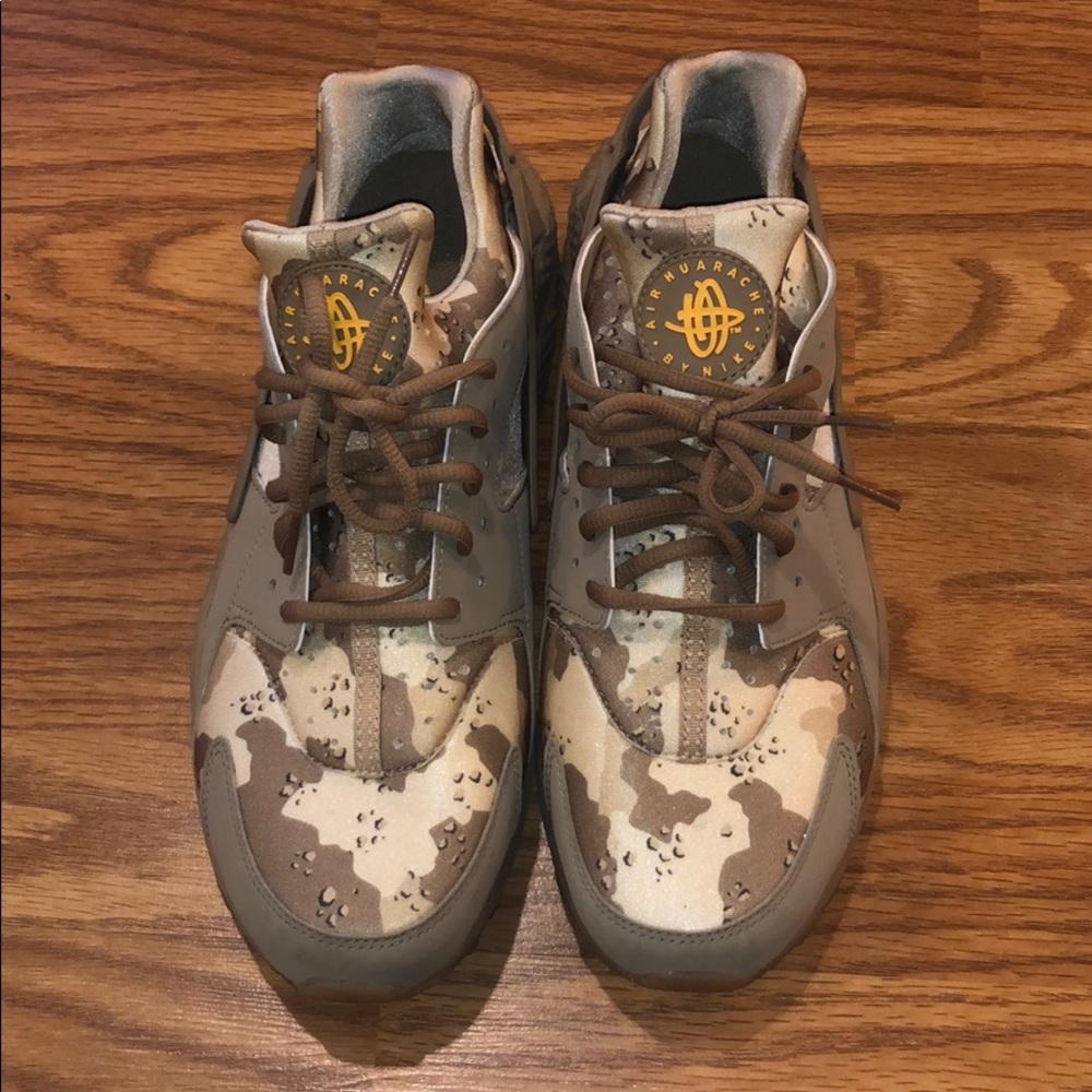 Nike desert camo huaraches size 11